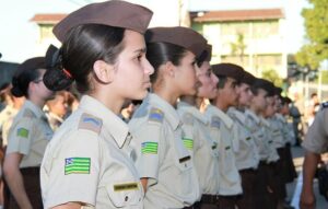 Imagem Alunos Colégio Militar Goiás, eles estão vestidos com uniforme do CPMG