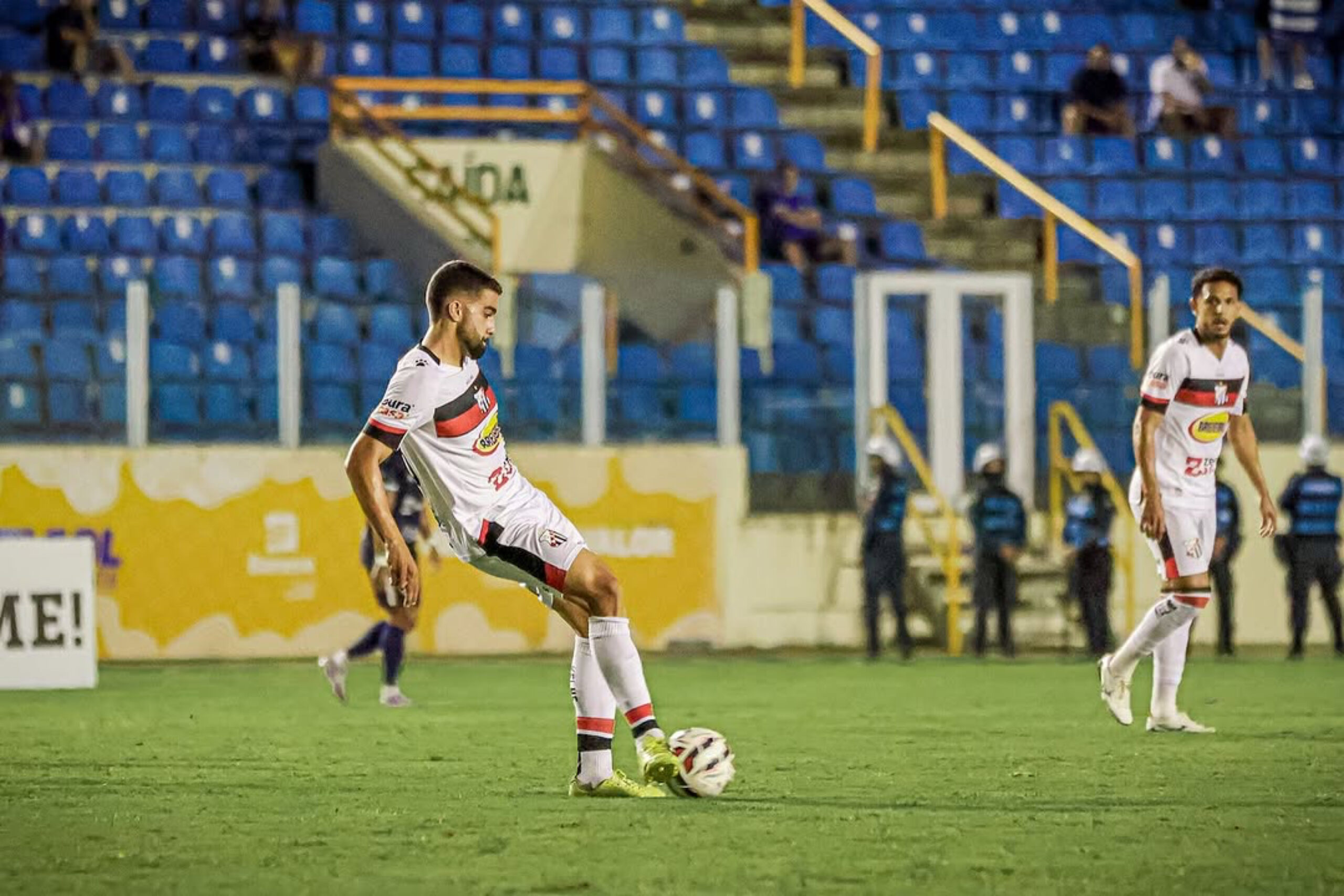 Imagem jogador Anápolis tocando na bola durante a partida