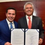 Imagem Caiado e Rafael Lara segurando um documento