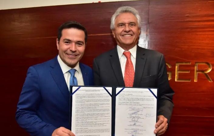 Imagem Caiado e Rafael Lara segurando um documento