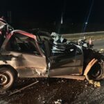 Imagem veiculo destruído após colisão na traseira de caminhão, o carro virou vários ferros retorcidos