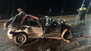 Imagem veiculo destruído após colisão na traseira de caminhão, o carro virou vários ferros retorcidos