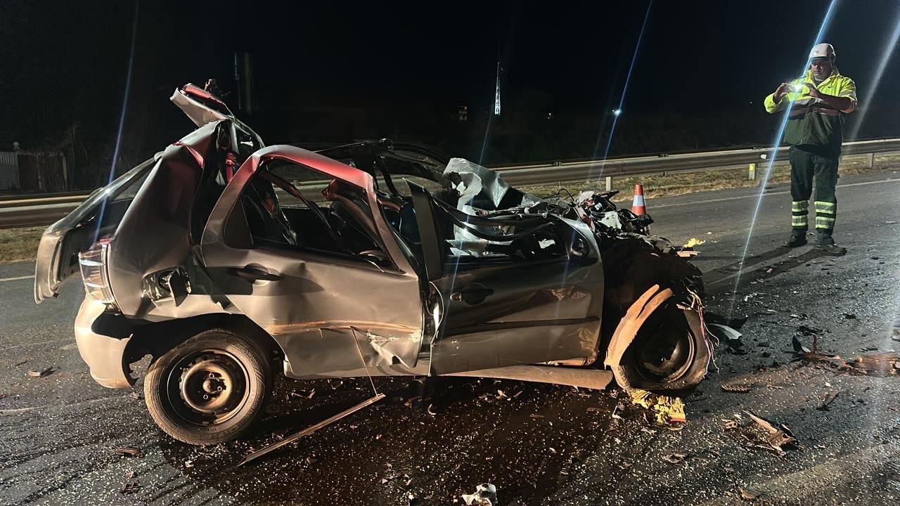Imagem veiculo destruído após colisão na traseira de caminhão, o carro virou vários ferros retorcidos