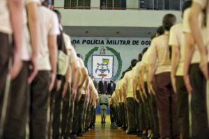Imagem alunos em forma no colégio militar