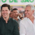 Imagem Daniel Vilela e Ronaldo Caiado Sorrindo, Caiado está olhando para Daniel