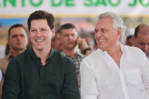 Imagem Daniel Vilela e Ronaldo Caiado Sorrindo, Caiado está olhando para Daniel