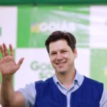 Imagem Daniel Vilela sorrindo e acenando com a mão direita