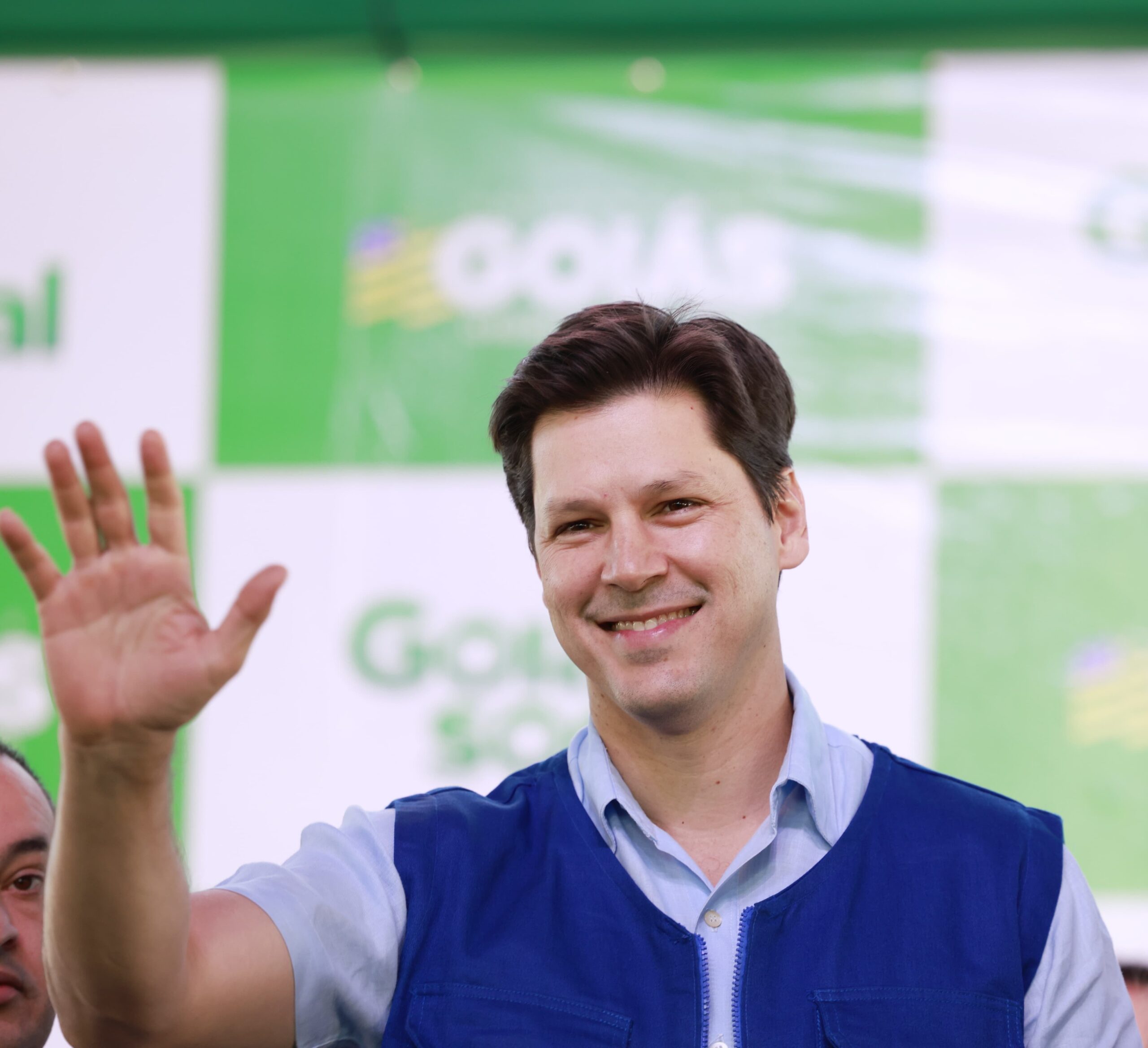 Imagem Daniel Vilela sorrindo e acenando com a mão direita