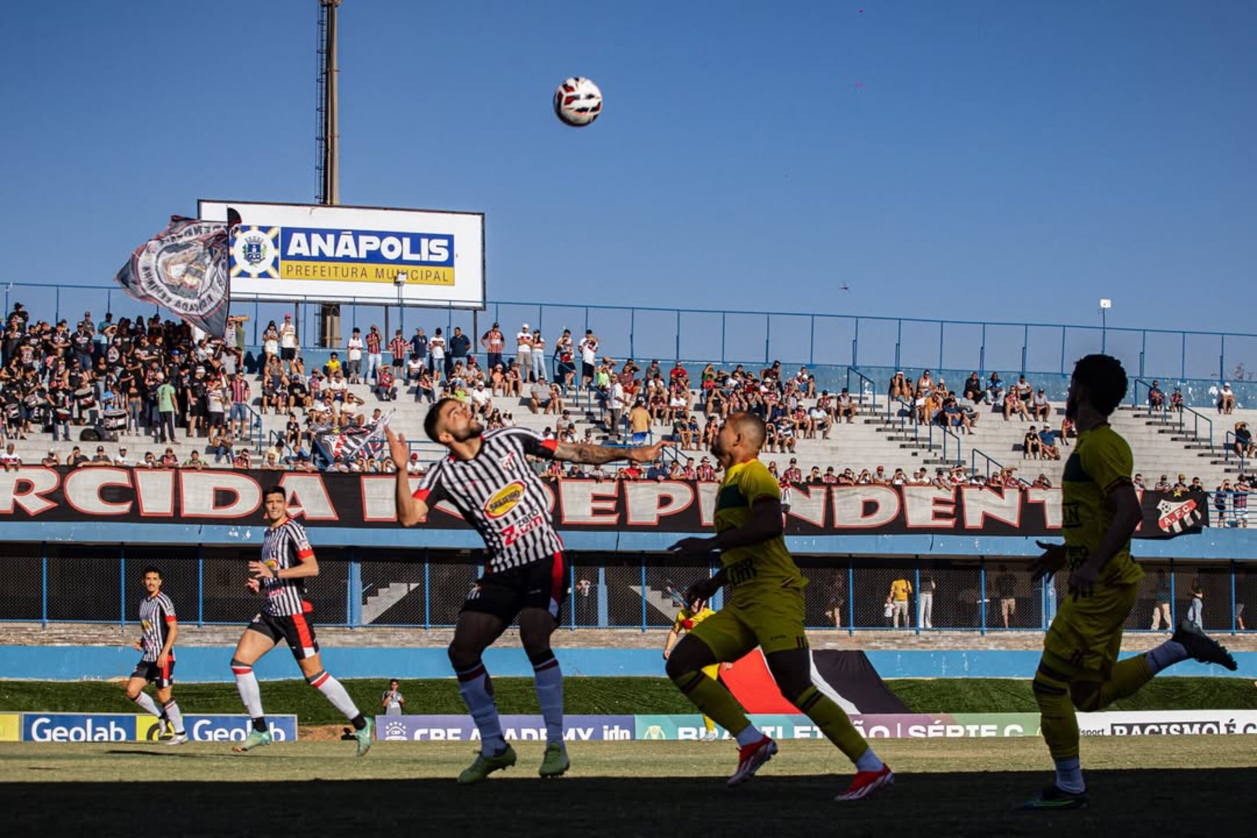 Imagem jogadores de Anápolis e Brusque disputando a bola que está no alto