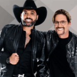 A foto mostra dois homens