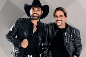 A foto mostra dois homens