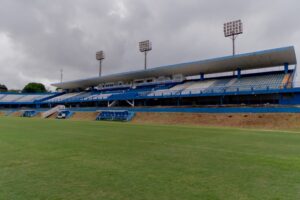 Imagem Estádio Jonas Duarte - Arquibancada Coberta, aparece o banco de reservas e uma parte do gramado do campo