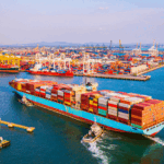 Imagem contêineres dentro de um grande navio dentro do mar