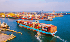 Imagem contêineres dentro de um grande navio dentro do mar