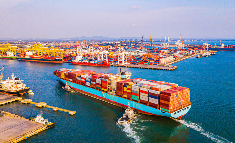 Imagem contêineres dentro de um grande navio dentro do mar