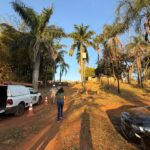 Imagem Chácara região rural, carros e homens da empresa equatorial estão no local