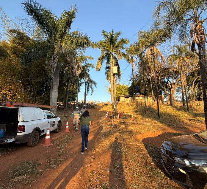 Gato Energia Chacara Imagem Chácara região rural, carros e homens da empresa equatorial estão no local