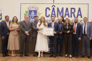 Imagem Bruno Peixoto recebe titulo de cidadão anapolina na câmara municipal de Anápolis, políticos aparecem ao lado do homenageado