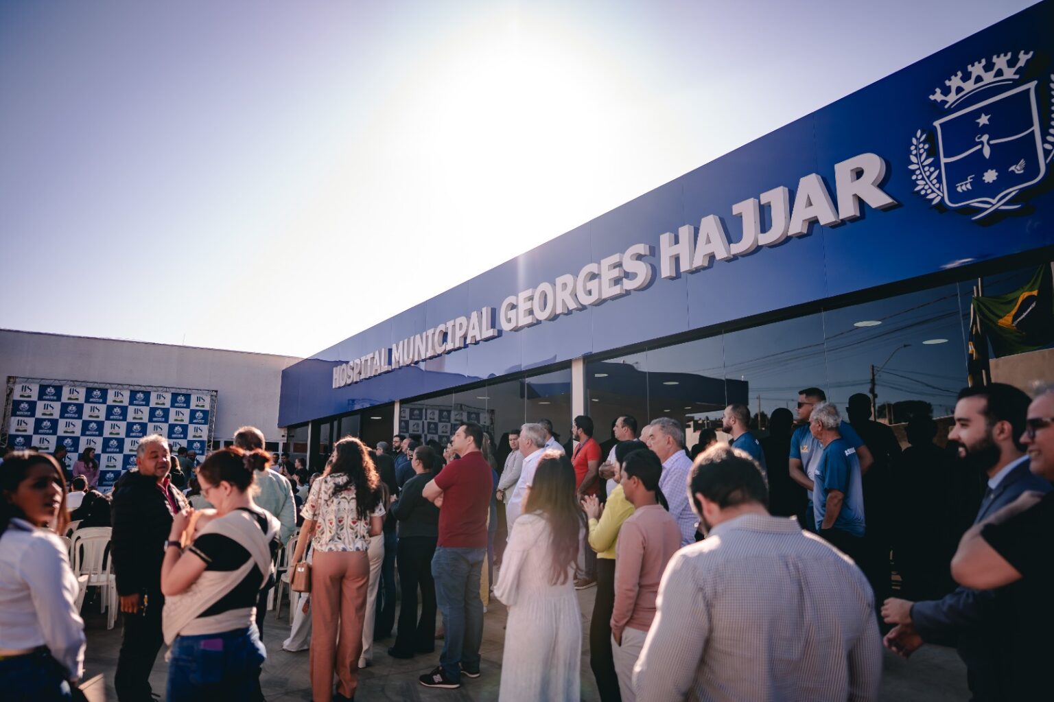 Imagem pessoas na inauguração do Hospital Georges Hajjar em Anápolis