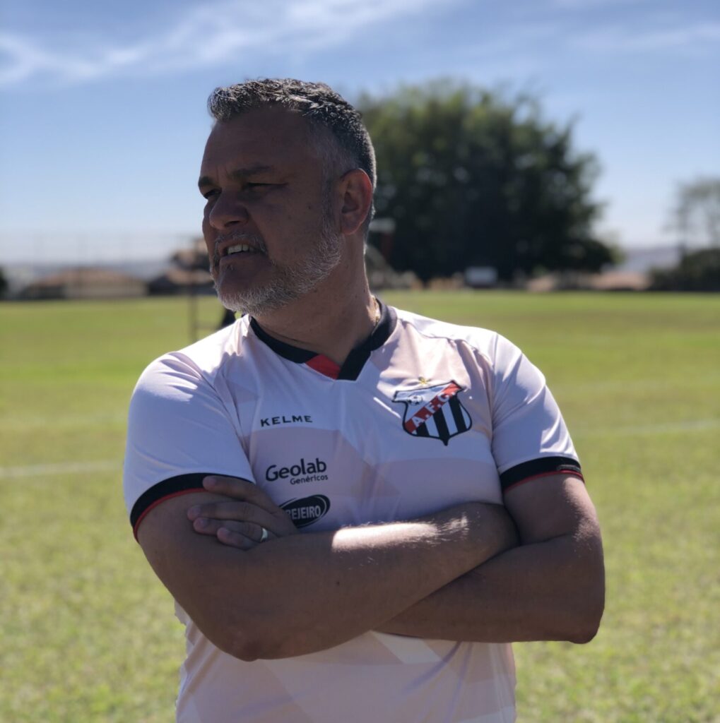 Imagem técnico Gabardo Júnior, ele está de braços cruzados olhando para o lado