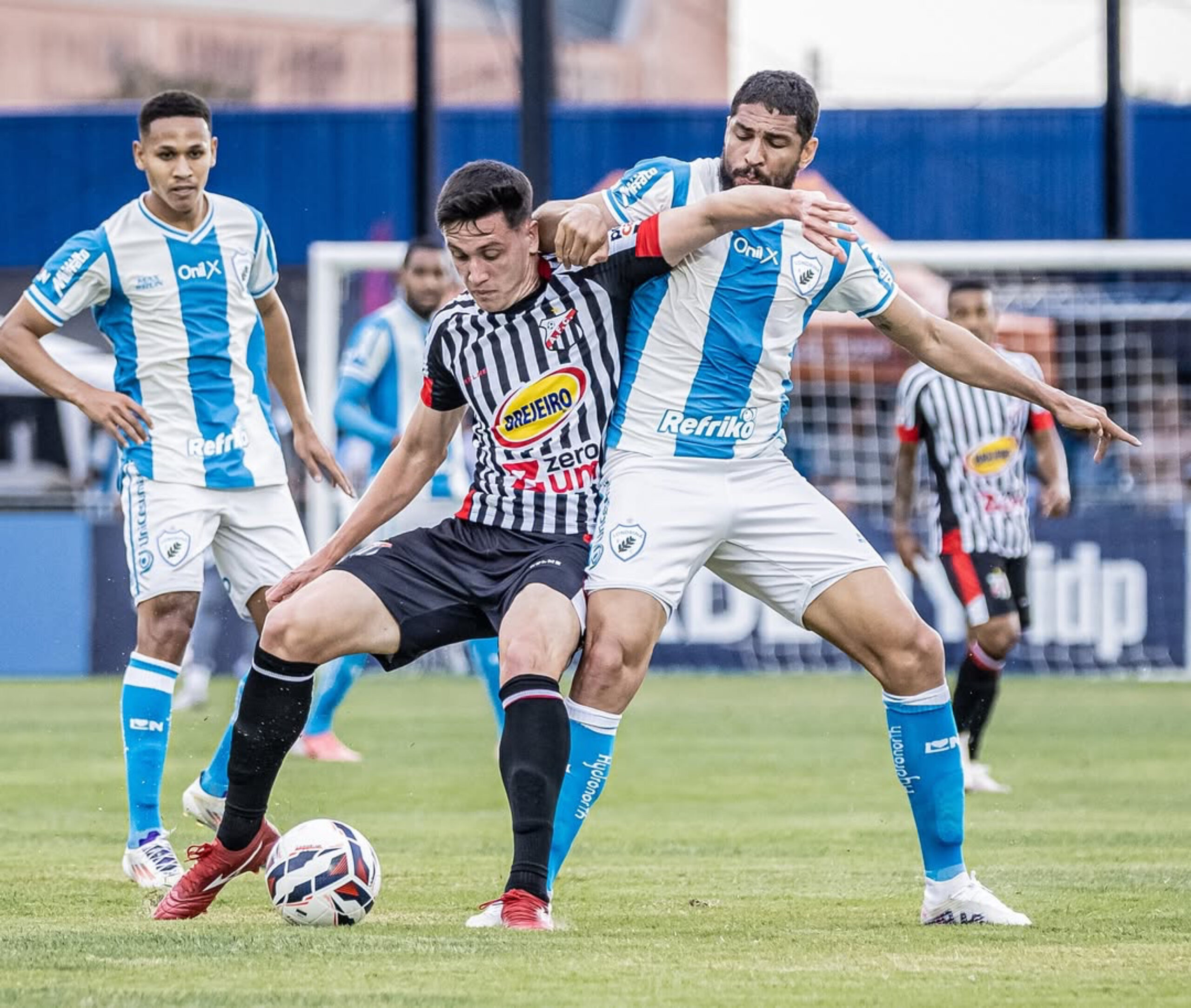 Imagem jogadores de Londrina e Anápolis disputando a bola do jogo