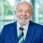 Imagem presidente Luiz Inácio Lula da Silva, ele está sorrindo vestido um terno azul
