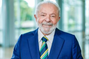 Imagem presidente Luiz Inácio Lula da Silva, ele está sorrindo vestido um terno azul
