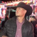 Imagem , Davi Rodrigues Pereira, ele está de jaqueta e chapéu preto