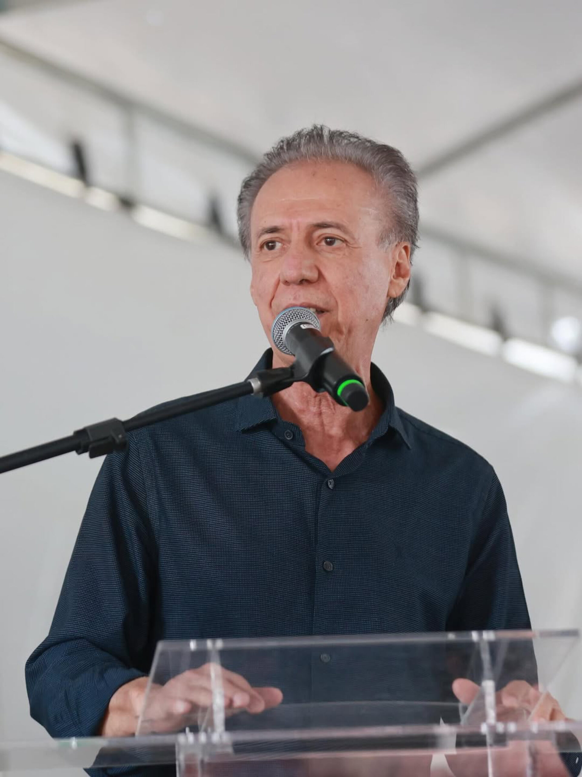 Imagem Pedro Chaves diante de microfone