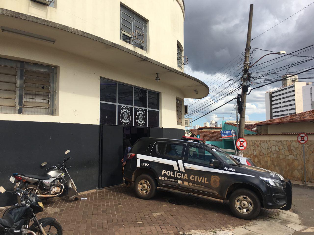 Imagem viatura policia entrada da Delegacia Geral de Anápolis