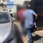 Imagem homem preso sendo conduzido por policial civil