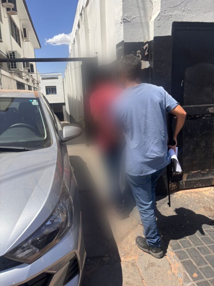 Imagem homem preso sendo conduzido por policial civil