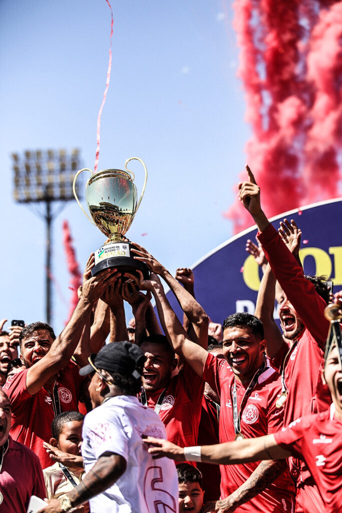 Imagem jogadores levantando a Taça e comemorando titulo