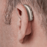 Imagem aparelho auditivo na orelha