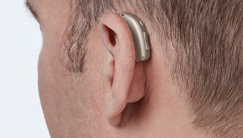 Imagem aparelho auditivo na orelha