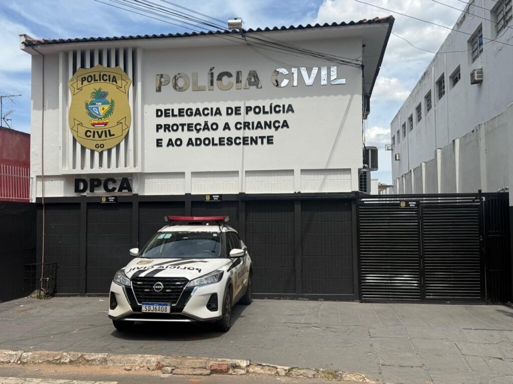Imagem fachada Delegacia de Proteção à Criança e ao Adolescente (DPCA). tem uma viatura branca da PCGO na frente do prédio