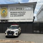 Imagem fachada Delegacia de Proteção à Criança e ao Adolescente (DPCA). tem uma viatura branca da PCGO na frente do prédio
