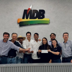 Imagem filiação prefeito Jeronymo Siqueira, está presente senador Pedro Chaves, e deputados Issy Quinan e Marussa Boldrin