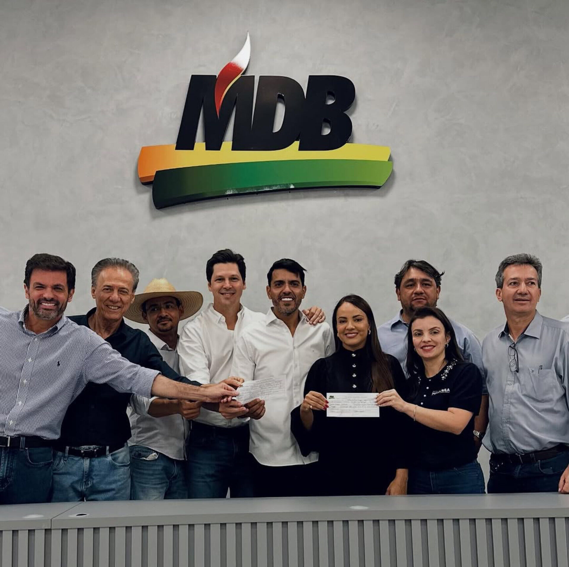 Imagem filiação prefeito Jeronymo Siqueira, está presente senador Pedro Chaves, e deputados Issy Quinan e Marussa Boldrin