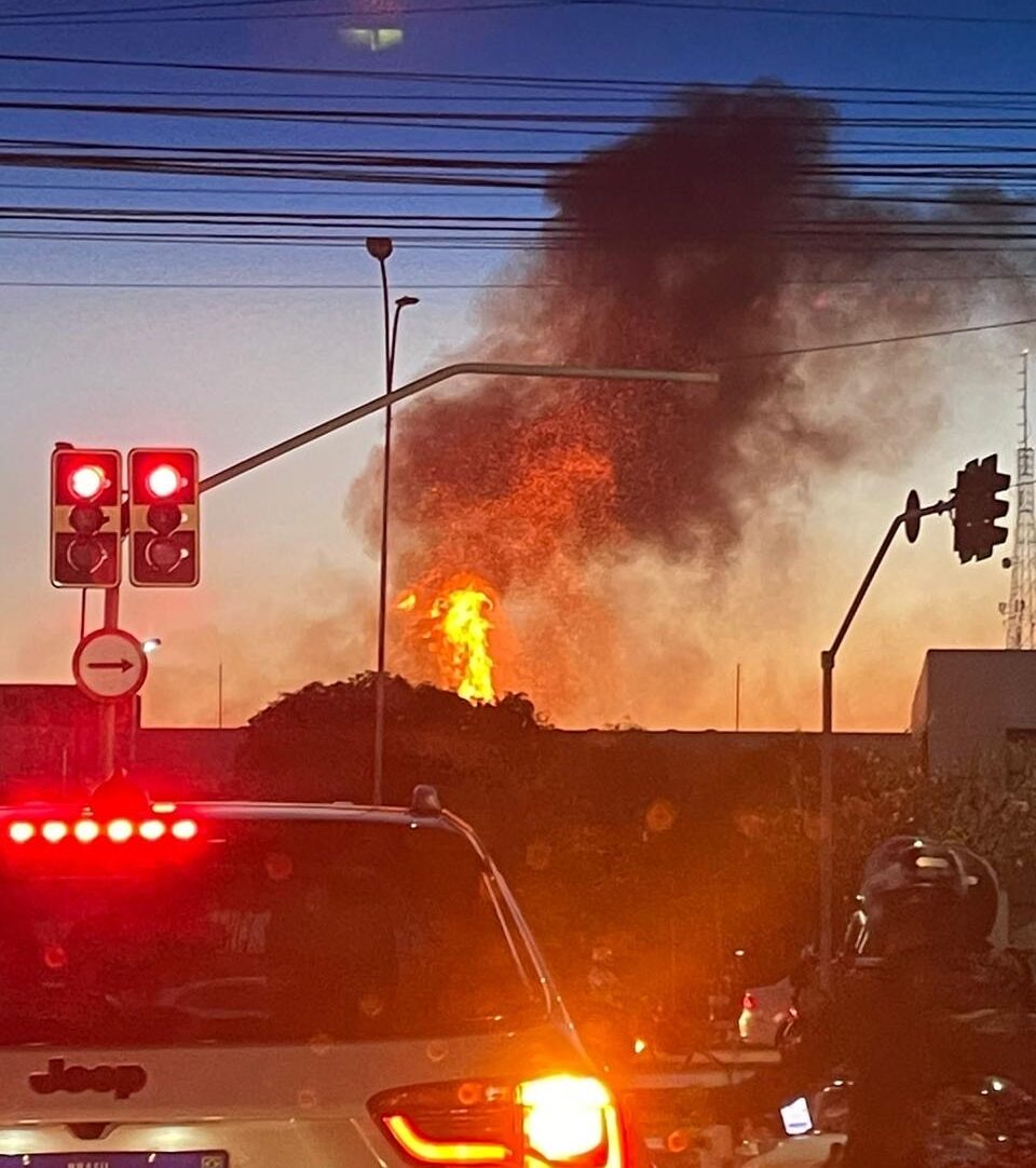 Imagem fogo e fumaça preta visto a distância
