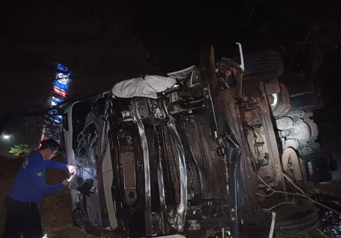 Acidente BR-153, em Campinorte Imagem veiculo destruído após acidente,