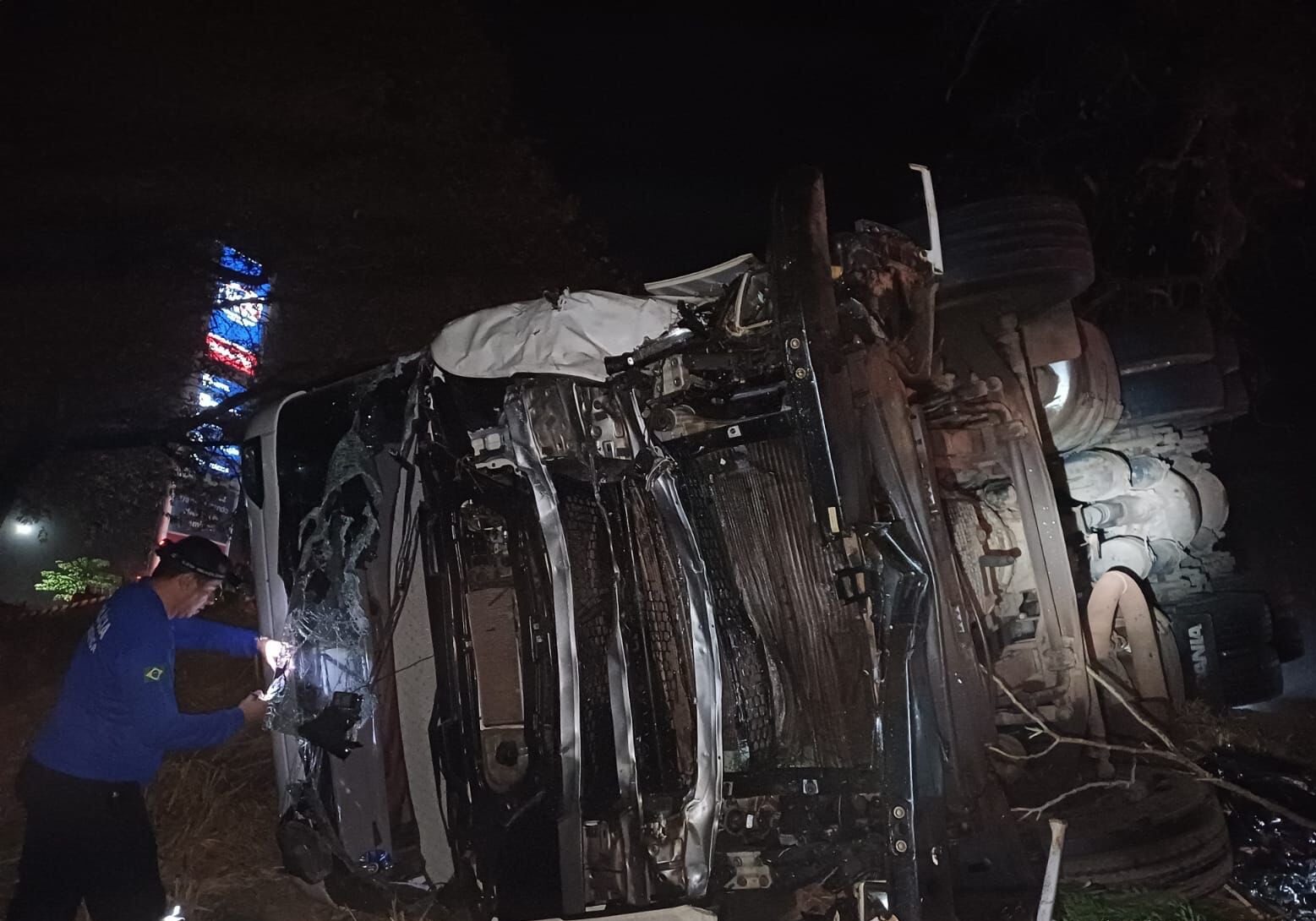 Imagem veiculo destruído após acidente,