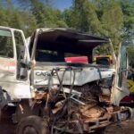 Imagem caminhão com a frente destruída após batida