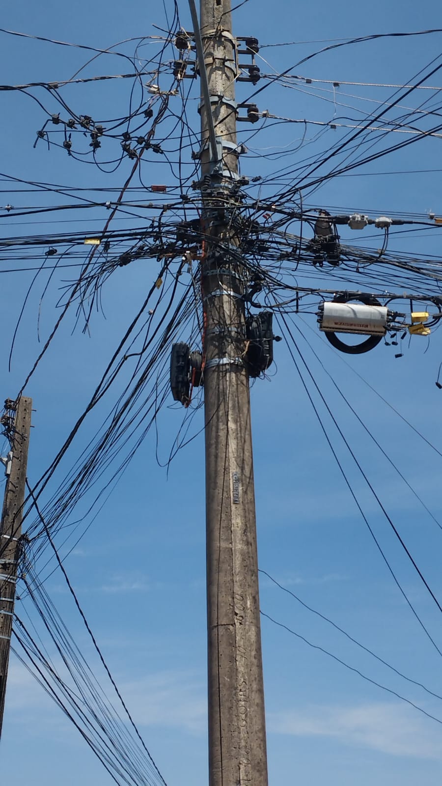Imagem poste com vários fios entrelaçados na parte alta