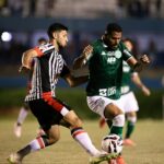 Imagem jogadores de Anápolis e Guarani. eles estão disputando a bola