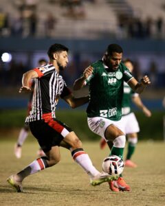 Imagem jogadores de Anápolis e Guarani. eles estão disputando a bola