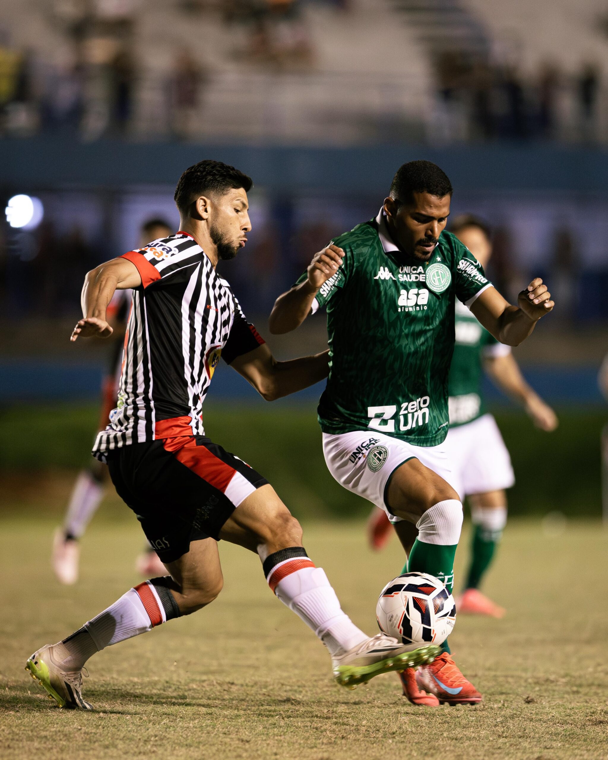 Imagem jogadores de Anápolis e Guarani. eles estão disputando a bola