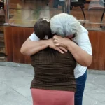 Imagem mãe de vitima e de ré se abraçam após julgamento do fórum