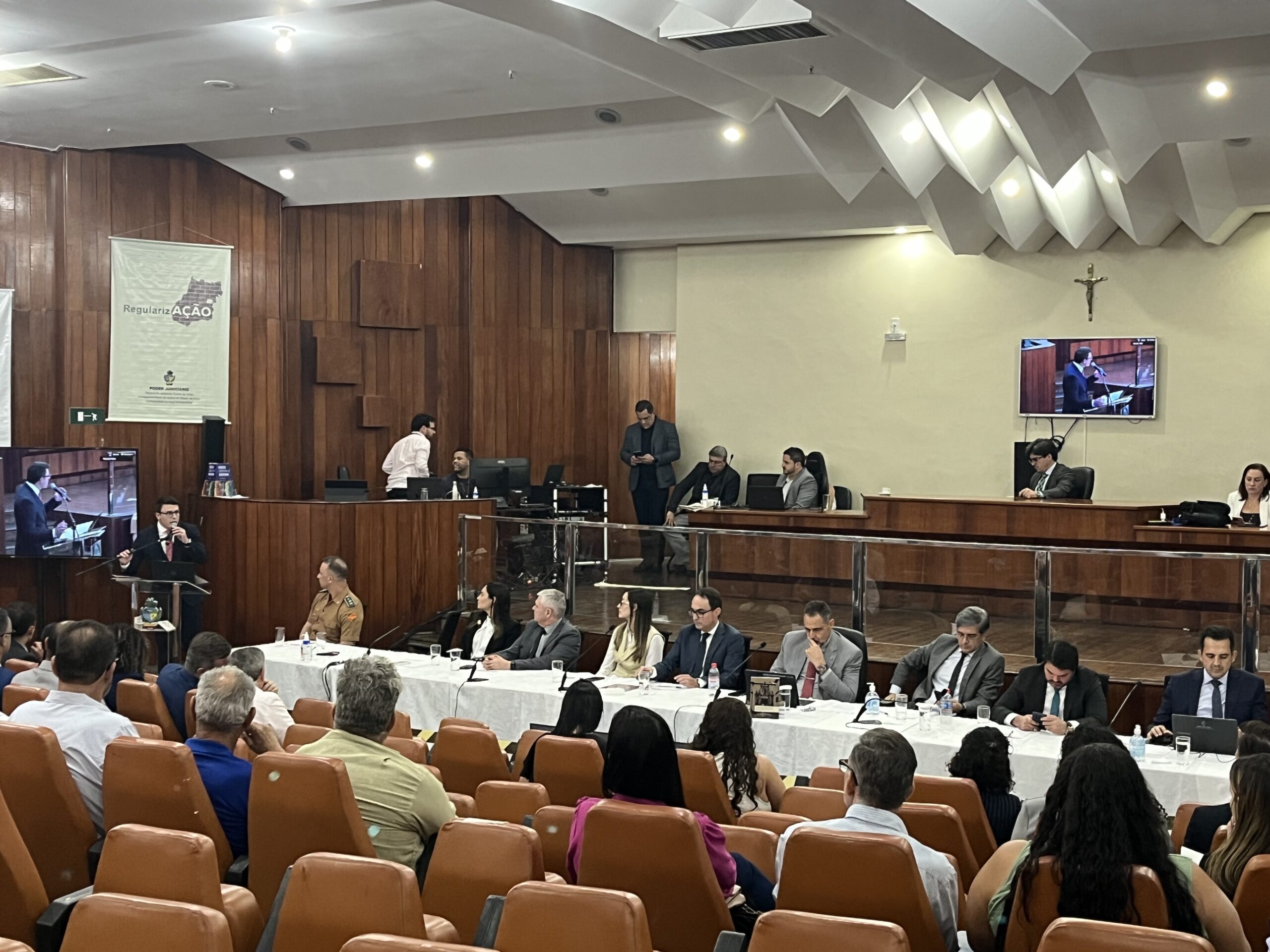 Imagem várias pessoas sentadas em uma audiência publica no Fórum de Anápolis