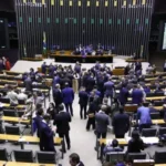 Imagem deputados durante sessão no Congresso Nacional em Brasília